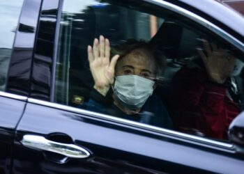 Glória Menezes recebe alta e deixa hospital após perder o marido, Tarcísio Meira