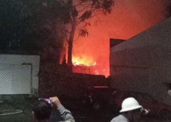 Incêndio destrói casa em beco no Centro de Manaus
