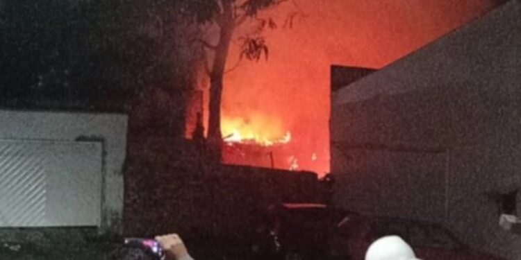 Incêndio destrói casa em beco no Centro de Manaus