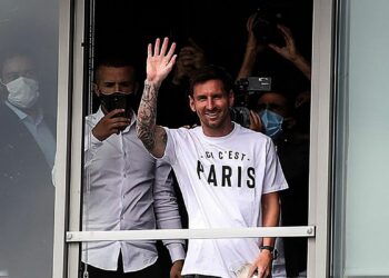 Messi é recebido como herói na França após fechar com PSG