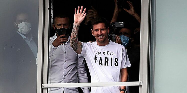 Messi é recebido como herói na França após fechar com PSG