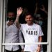 Messi é recebido como herói na França após fechar com PSG