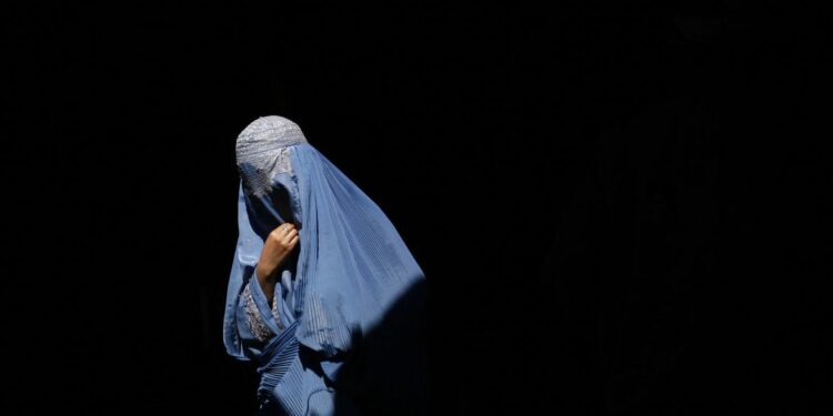 Talibã adota tom moderado e promete paz e direitos às mulheres