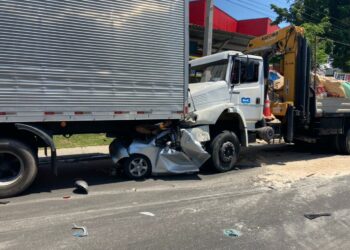 Urgente: Duas mulheres morrem ao ter veículo esmagado por caminhão, no Japiim