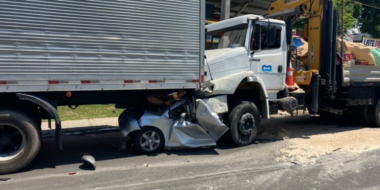 Urgente: Duas mulheres morrem ao ter veículo esmagado por caminhão, no Japiim