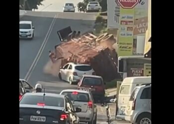 VÍDEO: Caminhão tomba em ladeira no Novo Aleixo