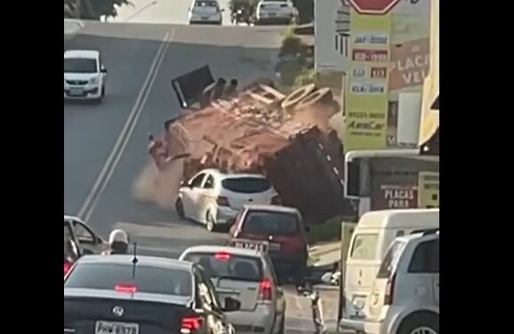VÍDEO: Caminhão tomba em ladeira no Novo Aleixo
