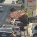 VÍDEO: Caminhão tomba em ladeira no Novo Aleixo