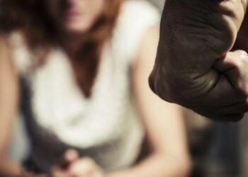 Homem é preso após agredir e ameaçar esposa: “Vou te matar e beber teu sangue”