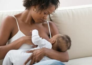 Mães vacinadas contra Covid-19 passam anticorpos para bebês pelo leite materno, diz pesquisa