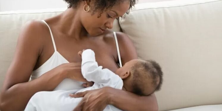 Mães vacinadas contra Covid-19 passam anticorpos para bebês pelo leite materno, diz pesquisa