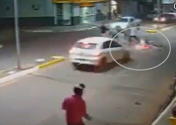 Ciclista escapa da morte após ser atropelado duas vezes em menos de dois minutos