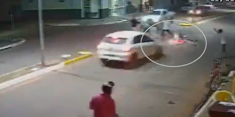 Ciclista escapa da morte após ser atropelado duas vezes em menos de dois minutos