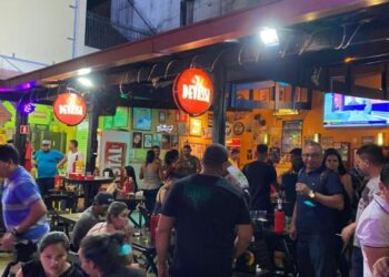 Covid-19: Bares, restaurantes e flutuantes vão exigir carteira de vacinação dos clientes