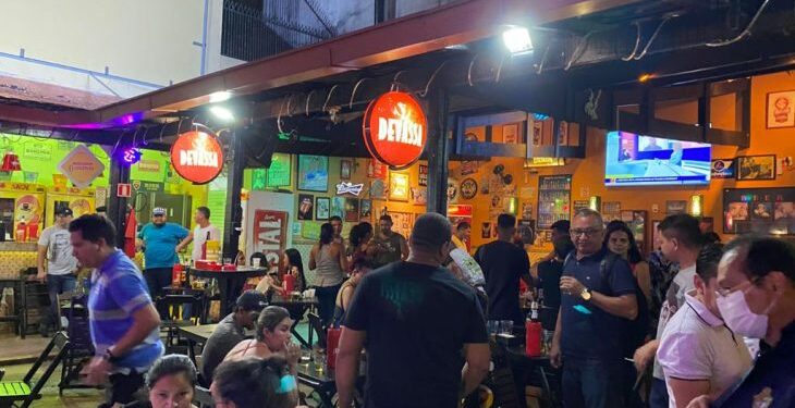 Covid-19: Bares, restaurantes e flutuantes vão exigir carteira de vacinação dos clientes