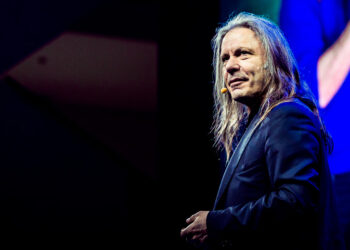 Bruce Dickinson, vocalista do Iron Maiden, testa positivo para a Covid-19