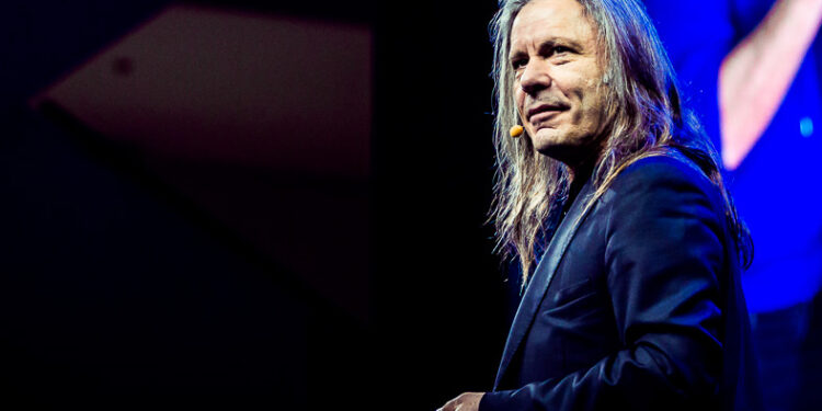 Bruce Dickinson, vocalista do Iron Maiden, testa positivo para a Covid-19