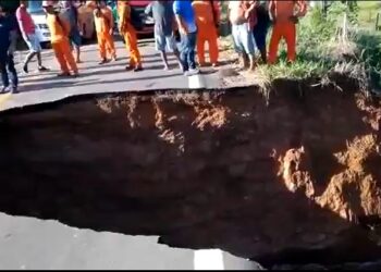 Cratera bloqueia BR-319 e motoristas ficam ‘ilhados’