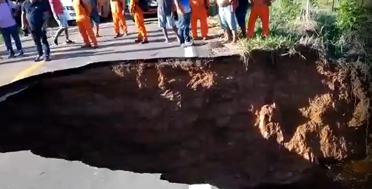 Cratera bloqueia BR-319 e motoristas ficam ‘ilhados’