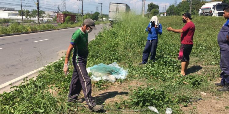 Homem é encontrado morto dentro de saco com corpo ensanguentado e mãos amarradas