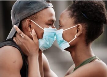 Pesquisa afirma que maridos transmitem Covid-19 para esposas em 63,5% dos casos