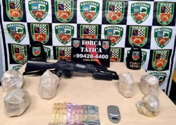 Dupla é presa com drogas e simulacro de fuzil, no Novo Aleixo