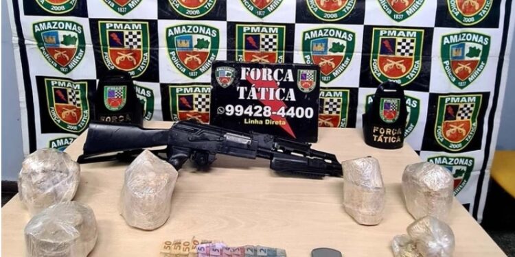 Dupla é presa com drogas e simulacro de fuzil, no Novo Aleixo