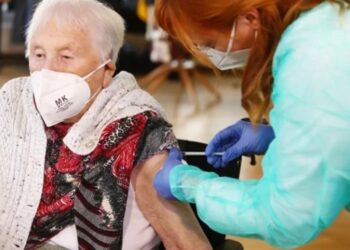 Covid-19: Enfermeira é investigada por aplicar vacina fake em 8,3 mil idosos