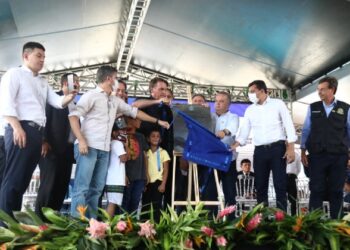 Jair Bolsonaro e David Almeida entregam 500 apartamentos do Residencial Manauara II