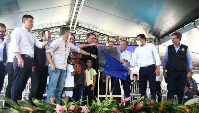 Jair Bolsonaro e David Almeida entregam 500 apartamentos do Residencial Manauara II