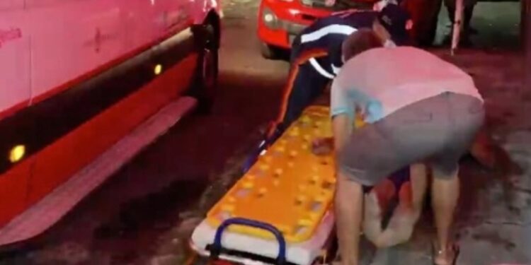 Homem é espancado por populares ao se masturbar em frente a uma criança, em Manaus