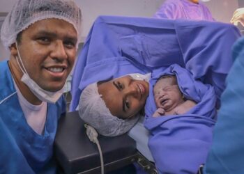 Casal sofre ataques racistas ao postar foto de filho recém-nascido