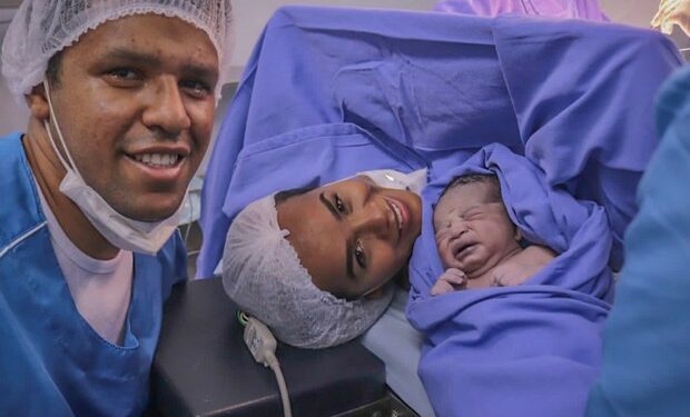 Casal sofre ataques racistas ao postar foto de filho recém-nascido