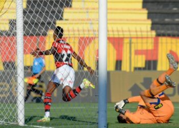 Flamengo vence Sport e se aproxima do G4 do Brasileirão