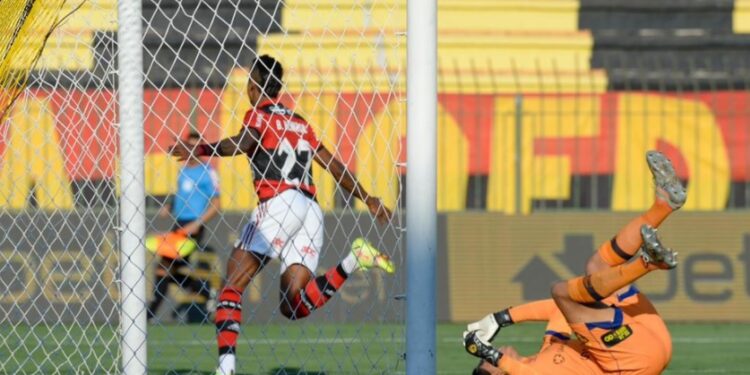 Flamengo vence Sport e se aproxima do G4 do Brasileirão