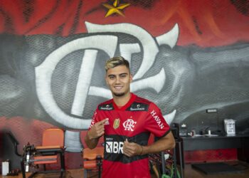 Flamengo apresenta novo reforço e dirigente fala sobre Arrascaeta