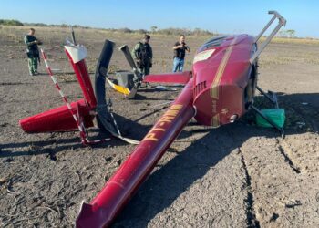 Helicóptero registrado em nome de policial civil cai com cerca de 300 Kg de cocaína