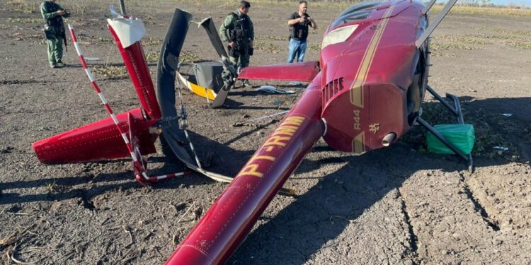 Helicóptero registrado em nome de policial civil cai com cerca de 300 Kg de cocaína