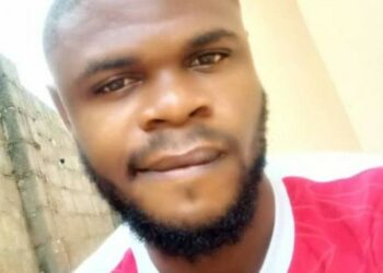 Estudante de medicina reconhece amigo morto, em aula de anatomia