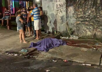 Pedreiro é executado com diversos tiros após lavar carro, no bairro Compensa