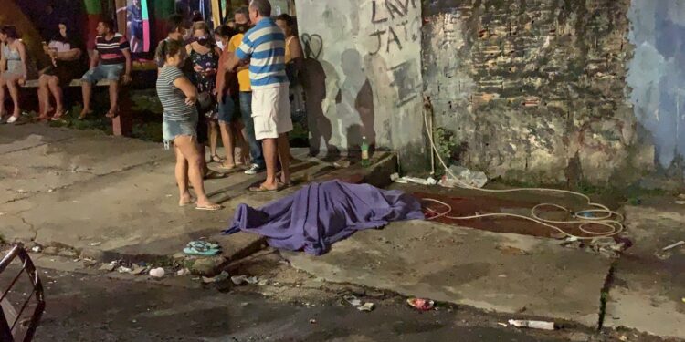 Pedreiro é executado com diversos tiros após lavar carro, no bairro Compensa