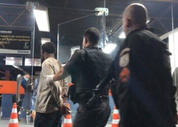 Homem invade igreja com facão e fere fiéis que participavam de culto