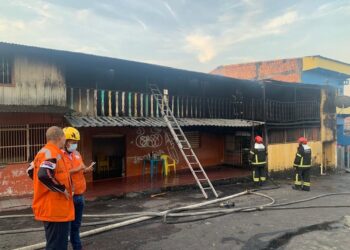 Vídeo: Casa pega fogo após superaquecimento de churrasqueira, no São Jorge