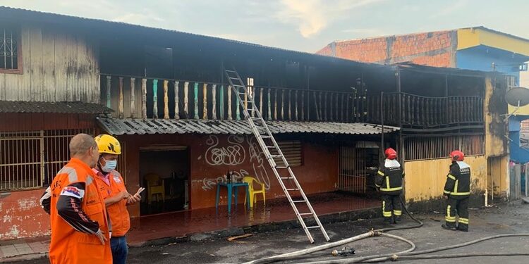 Vídeo: Casa pega fogo após superaquecimento de churrasqueira, no São Jorge