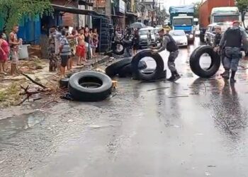 Moradores da Sharp se manifestam após três casas desabarem durante chuva em Manaus