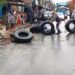 Moradores da Sharp se manifestam após três casas desabarem durante chuva em Manaus
