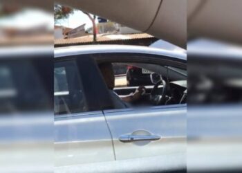 Homem é flagrado se masturbando olhando para mãe e filha em via pública