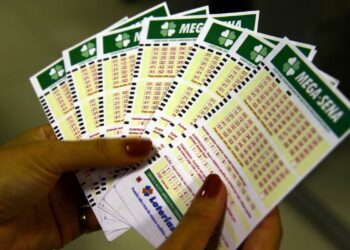 Mega-Sena: prêmio principal acumula, mas 52 apostadores levam R$49,5 mil na quina; confira as dezenas