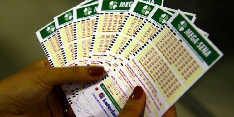 Mega-Sena: prêmio principal acumula, mas 52 apostadores levam R$49,5 mil na quina; confira as dezenas