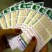 Mega-Sena: prêmio principal acumula, mas 52 apostadores levam R$49,5 mil na quina; confira as dezenas